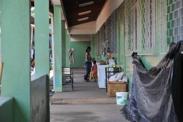 É na escola, inclusive, que são abrigadas as famílias em situação de extrema vulnerabilidade. Em Brumadinho, 12 escolas estaduais viraram abrigos com as chuvas de 2022 Crédito: Antônio Cruz/ABr.