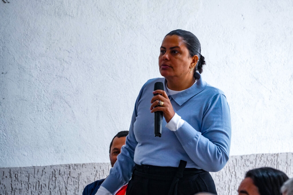 A atingida Valeriana Gomes, do Naque, fala durante a reunião.