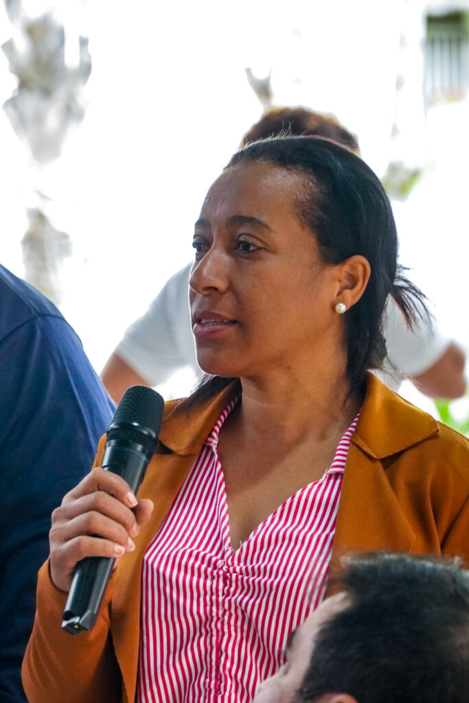 A atingida Silvana, do Assentamento Esperança, em Periquito, fala aos presentes.