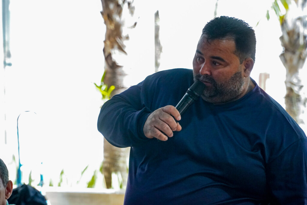 O atingido Moisés, do assentamento Esperança, fala durante a reunião.