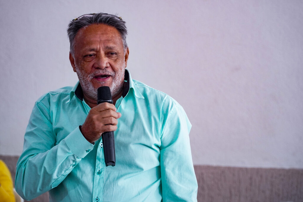 O atingido Isac, de Itueta, fala durante a reunião.