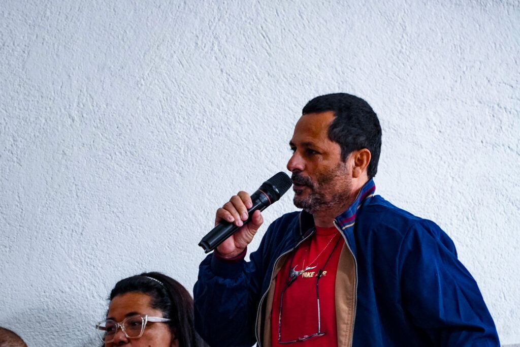 O atingido Renato, de Itueta, fala durante a reunião.
