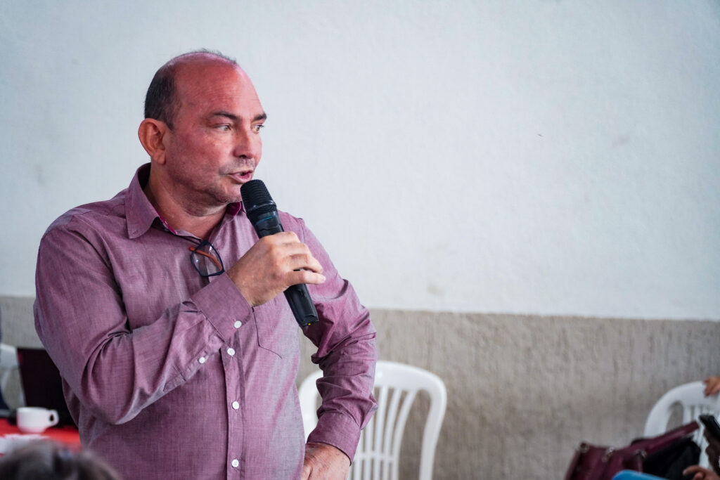 O atingido Benilde, de Aimorés, fala durante a reunião.