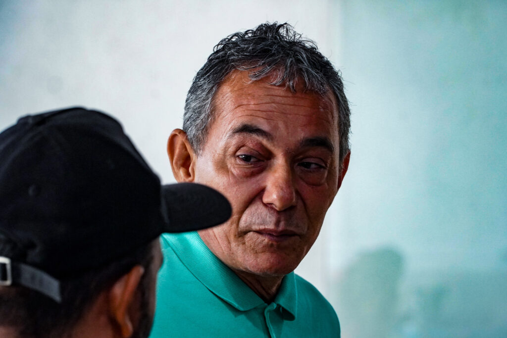 O atingido Emmerson conversa com Pedro. Ambos são de Aimorés.