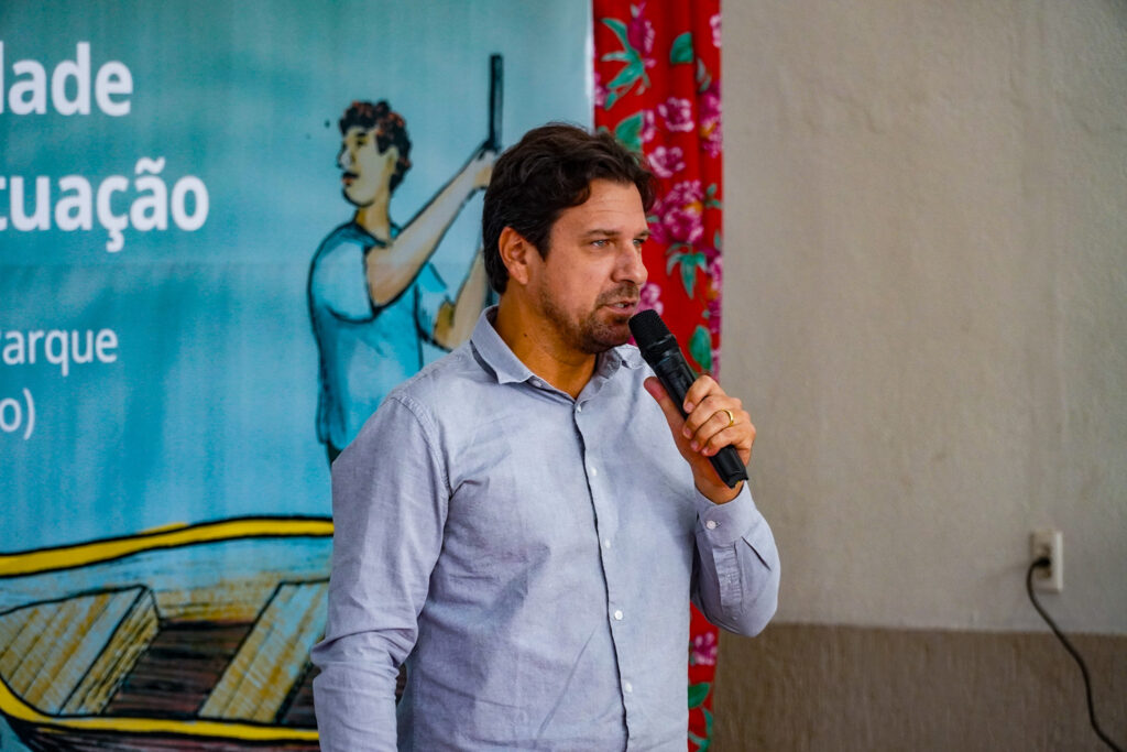 Diogo Nunes, da Secretaria Nacional de Pesca e Aquicultura, Ministério da Pesca e Aquicultura, fala aos atingidos.