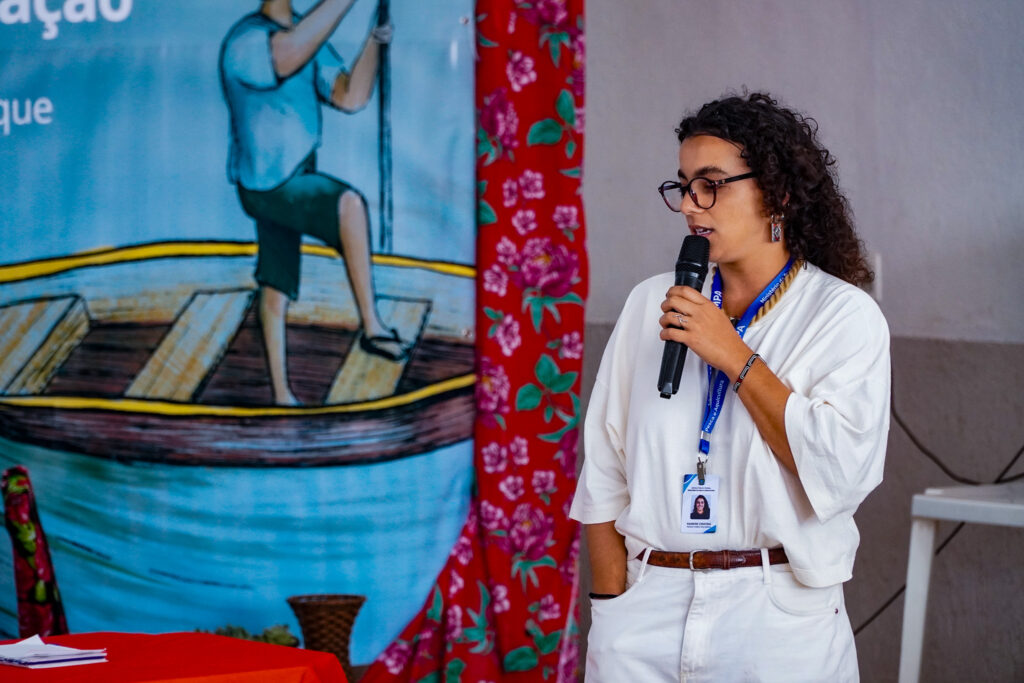 Raniere Sabará, economista do MPA, fala aos atingidos durante apresentação.