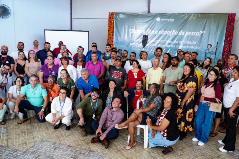 Atingidos e atingidas posam para foto ao final do evento em Timóteo/MG