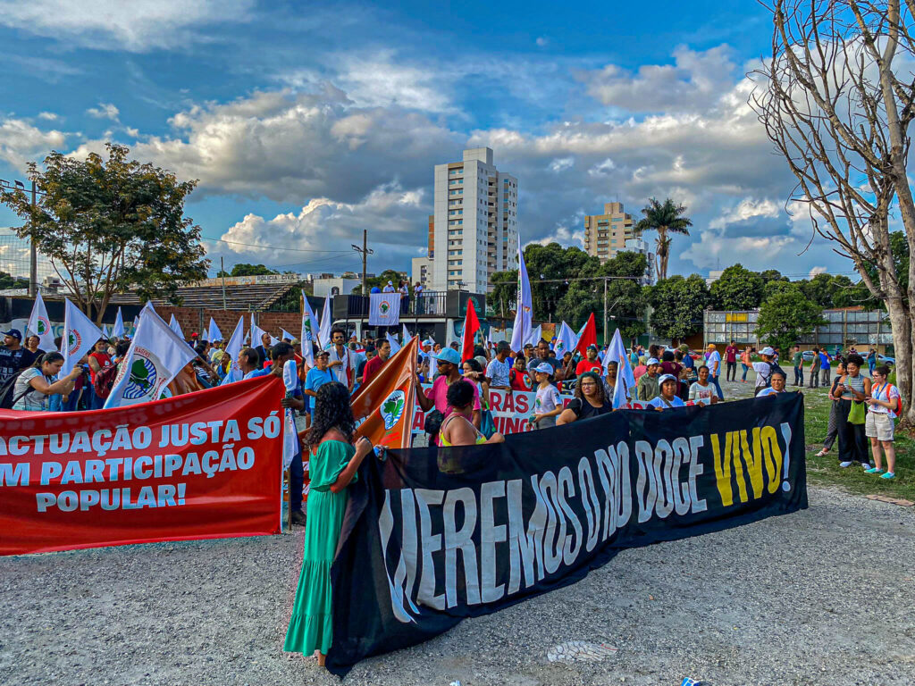 Atingidos participam de Caminhada em Governador Valadares, setembro de 2023. Uma faixa à frente diz: "Queremos o rio doce vivo!"