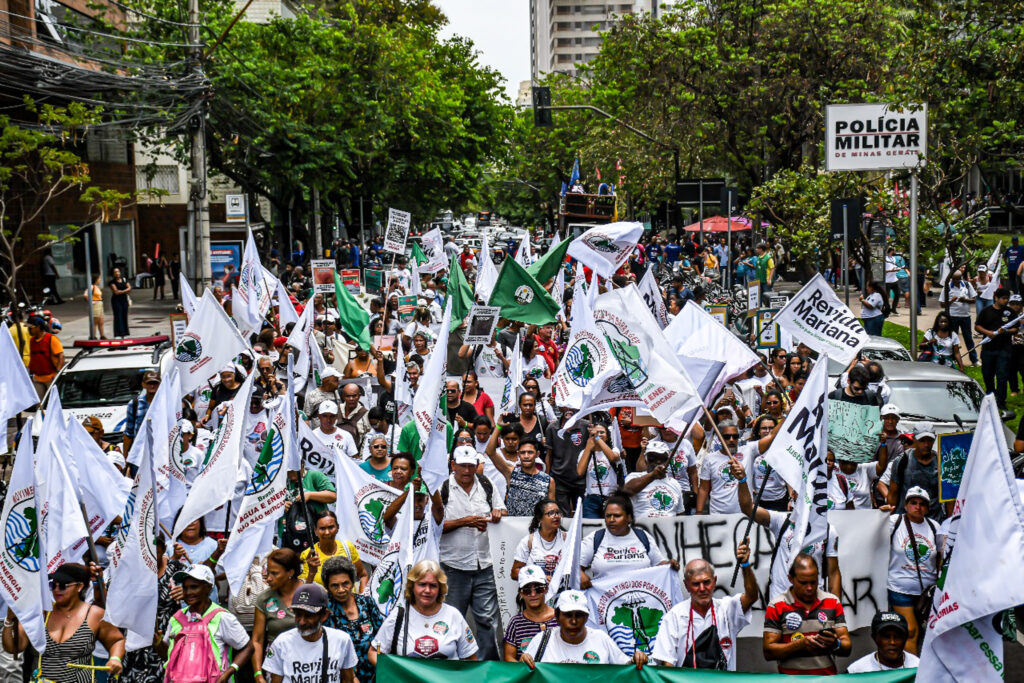 Atingidos com bandeiras e faixas ocupam ruas em Belo Horizonte, no dia 05 de novembro de 2025, data em que o rompimento da barragem de Fundão completa 10 anos.